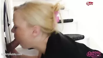 Рьяная сучка сношается на лестнице и возле авто на природе