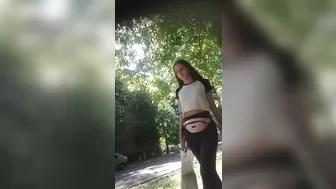 Подглядывание под юбки незнакомых девушек в городе