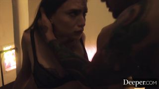 Трахает и кончает на ее киску Трахает и кончает на ее киску