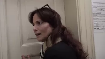 Парень трахает зрелую туристку в попку от первого лица