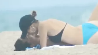 Тонкие лесбухи развлекаются на пляже