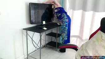 Мать застряла под столом а сынок вогнал пенис в пизду