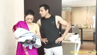 Одинокая индийская милфа пригласила соседа домой а тот начал лапать красотку за грудь