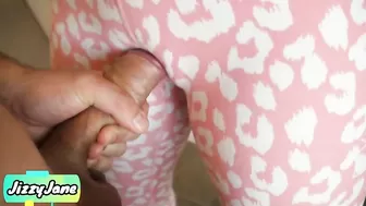 Чувак стоя трахнул свою жопастую женушку между сочных половых губок и накончал на трусики