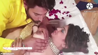 Молодой чувак украсил спальню лепестками роз и жарко отымел свою жену в первую брачную ночь