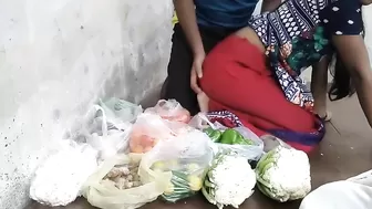 Купил овощи у уличной торговки и поимел её раком в письку