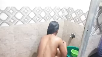 Ссыт на индианку в ванно комнате и трахает её раком