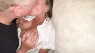 Любовник оплодотворяет зрелую подругу и смотрит, как куколд высасывает сперму из промежности